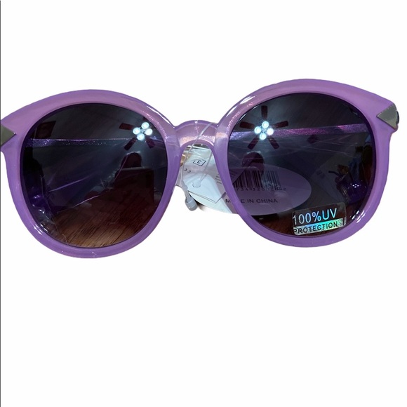 Sunglasses comes with hard case 2 for $30 100% UV Protection. - Picture 3 of 6